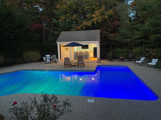 Piscina con cabaña en el porche trasero - 10 Bartley Dr