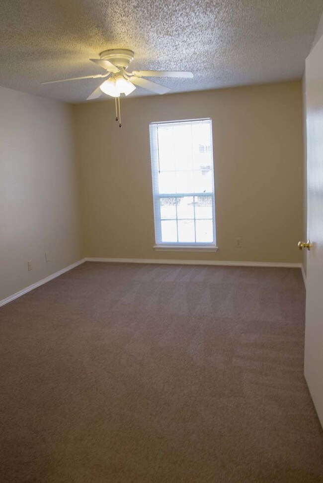 Building Photo - 1308 N Albert Pike Ave