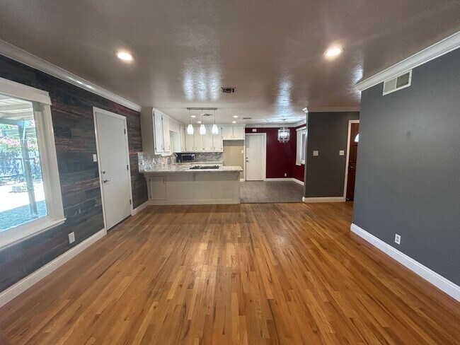 Building Photo - 2114 Fremont Ave