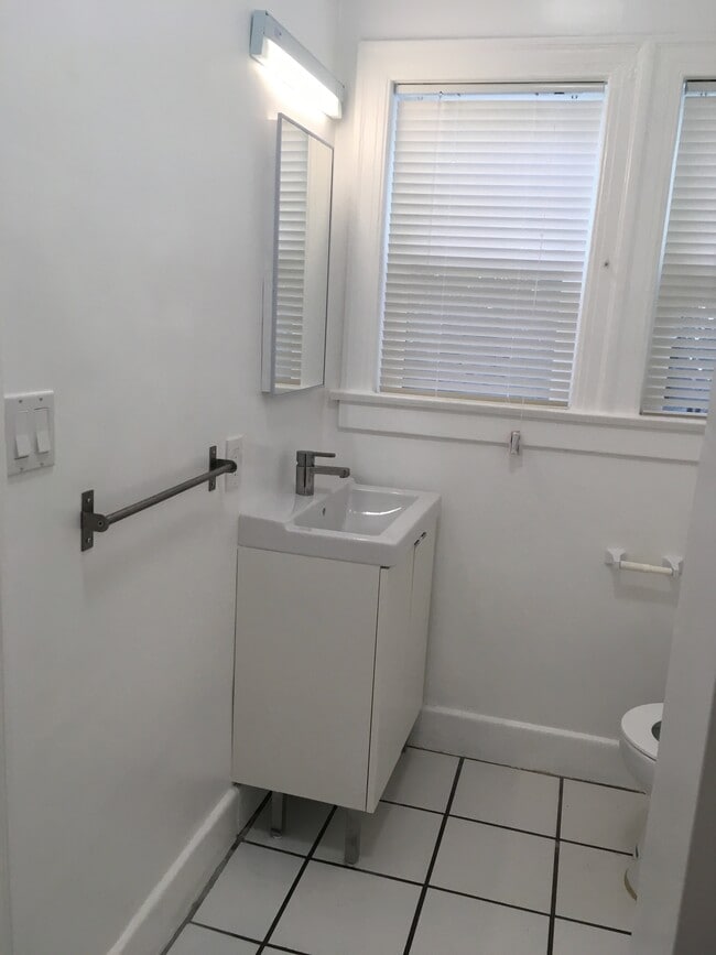 Building Photo - 2035 N Vista del Mar Ave