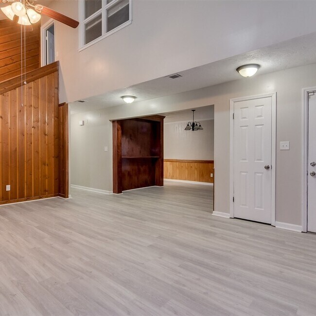 Foto del edificio - Spacious Four Bedroom You Don't Want to Miss