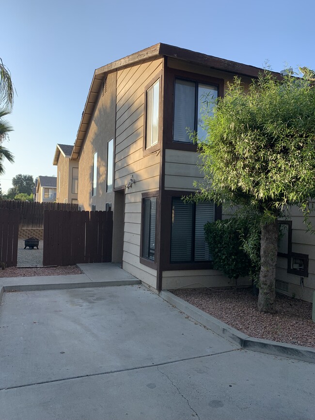 Frente - 662 Woodcrest Dr