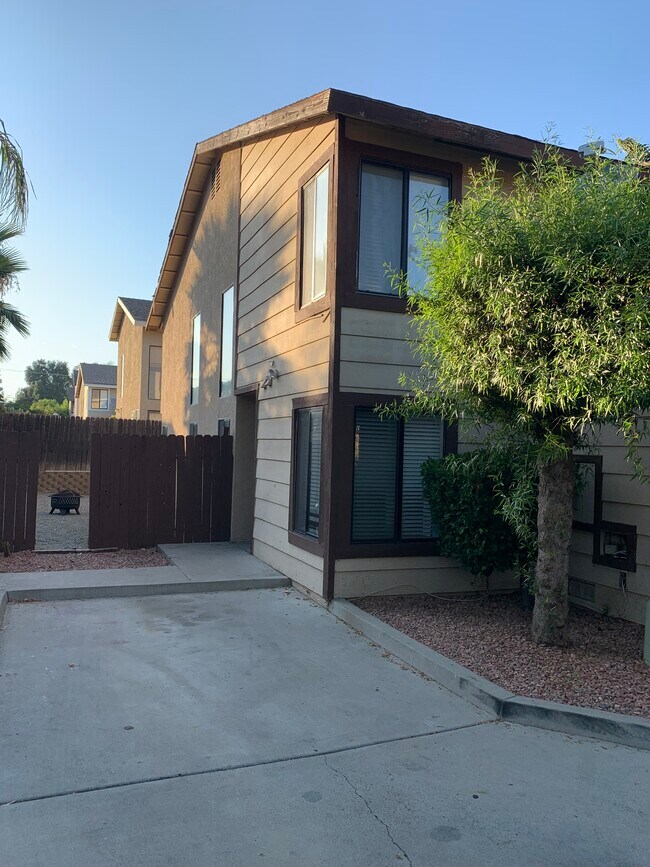 Front - 662 Woodcrest Dr