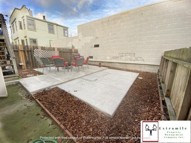 Building Photo - 1386 47th Ave