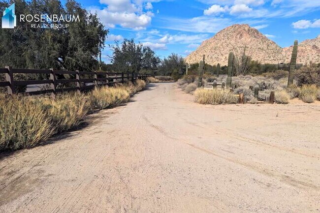 Foto del edificio - Stunning 2-beds, 2-baths Desert Retreat  in the highly desirable North Scottsdale area!