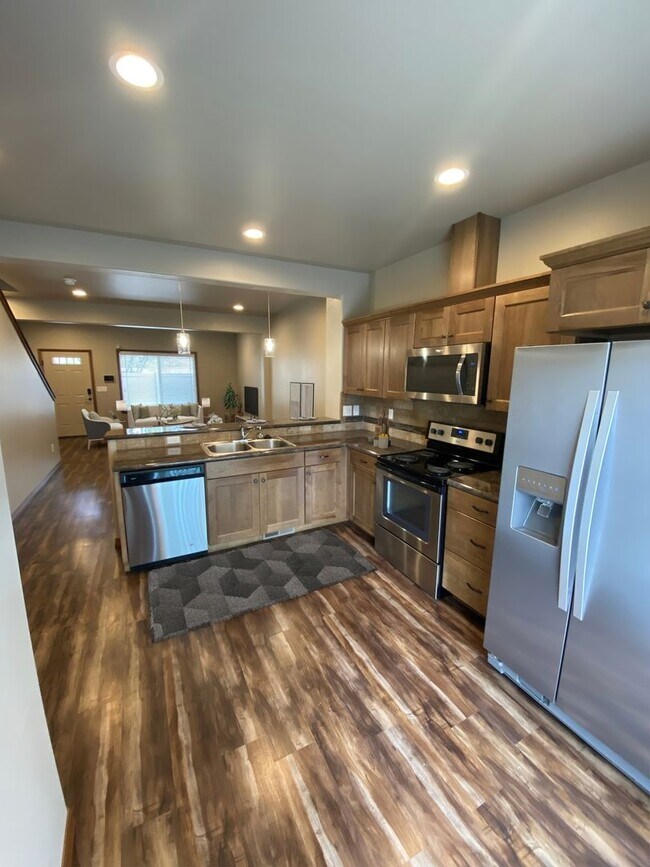 Building Photo - Fresh Price Drop + Move-In Ready: Doesn't Get Any Better Than That!  Oh wait- How about Saving $1...