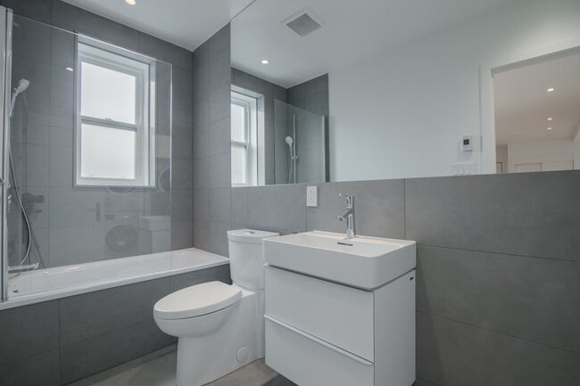 Building Photo - 590 Av. Outremont