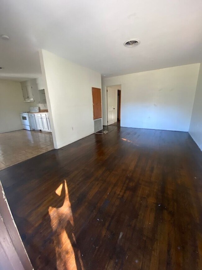 Foto del edificio - 2 Bed 1 Bath Home | Pet Friendly with Fenced Yard | Washer Dryer Hook Ups | Section 8 Welcome