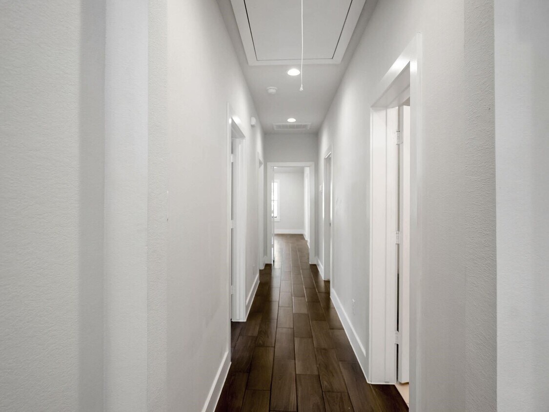 Foto del edificio - 5901 Woodview Dr