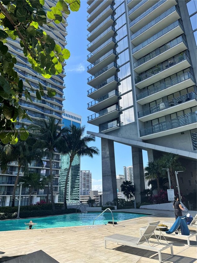 Foto principal - 88 SW 7th St