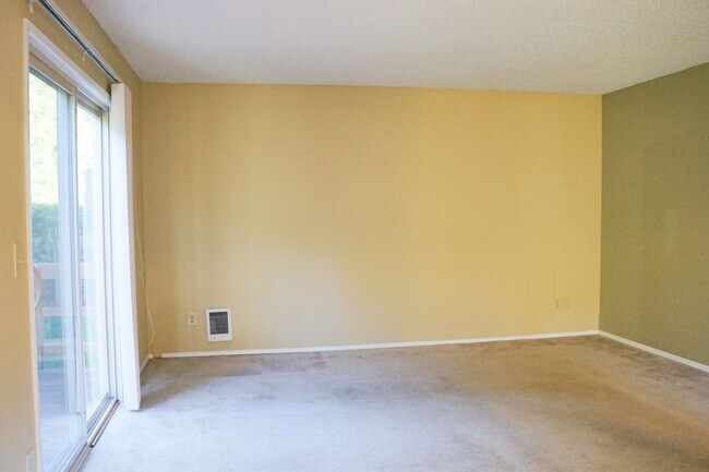 Photo - Close-in SE: Garden Level 1 Bdr w/ DW, Private Patio, & Parking! Apartment