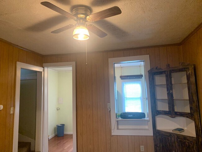 Foto del edificio - Spacious 1 Bedroom + Bonus Room House, Fen...