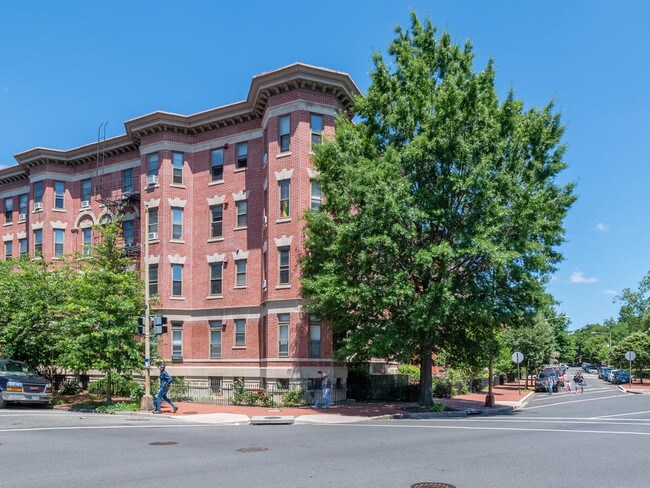 Building Photo - 400 Seward Square SE Unit 22