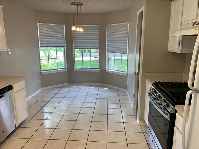 Building Photo - 802 Kavanagh Dr