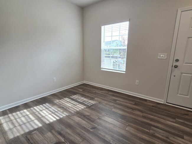 Foto del edificio - 3156 Fall Hills Dr