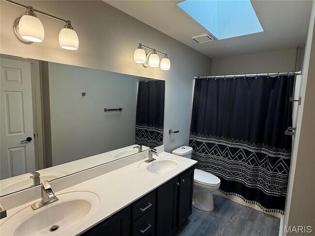 Foto del edificio - 341 Della Dr