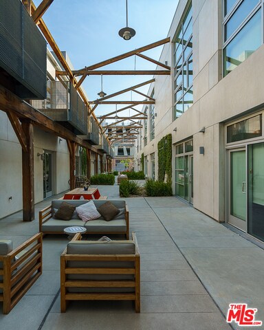 Building Photo - 530 S Hewitt St