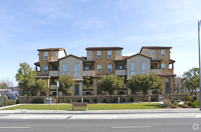 Foto del edificio - Monterey Family Village