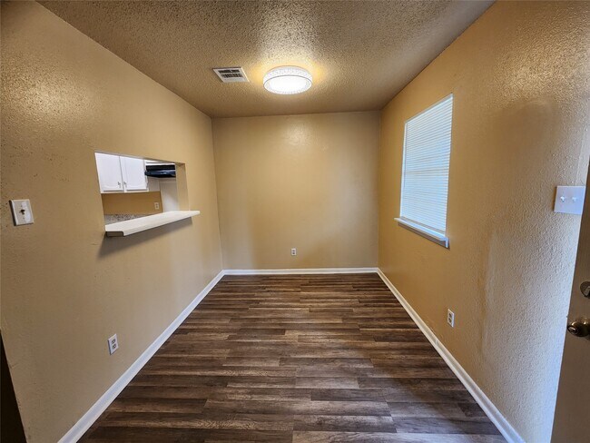 Foto del edificio - 4311 Yellowstone Blvd