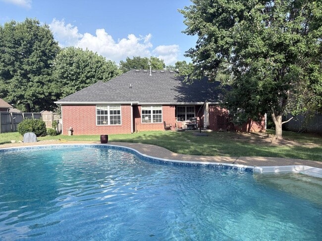 Building Photo - 702 Tunbridge Dr