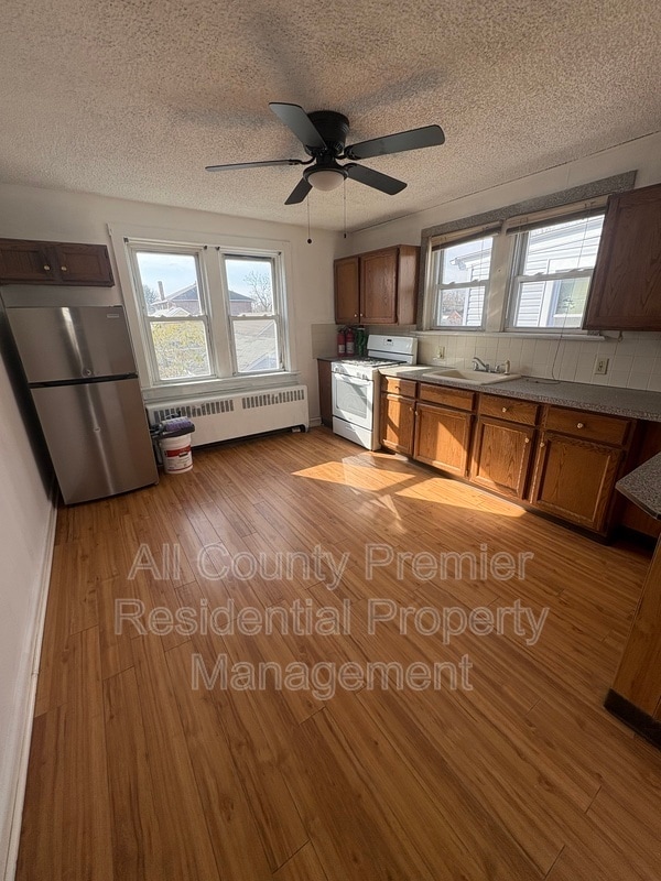 Building Photo - 717 Schiller Ave