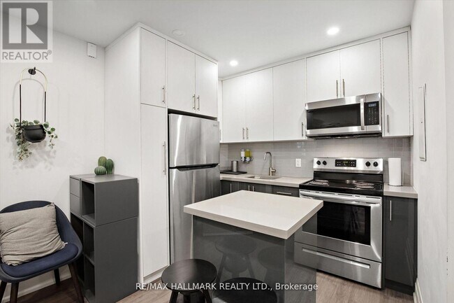 Photo du bâtiment - 595 St Clair Ave W