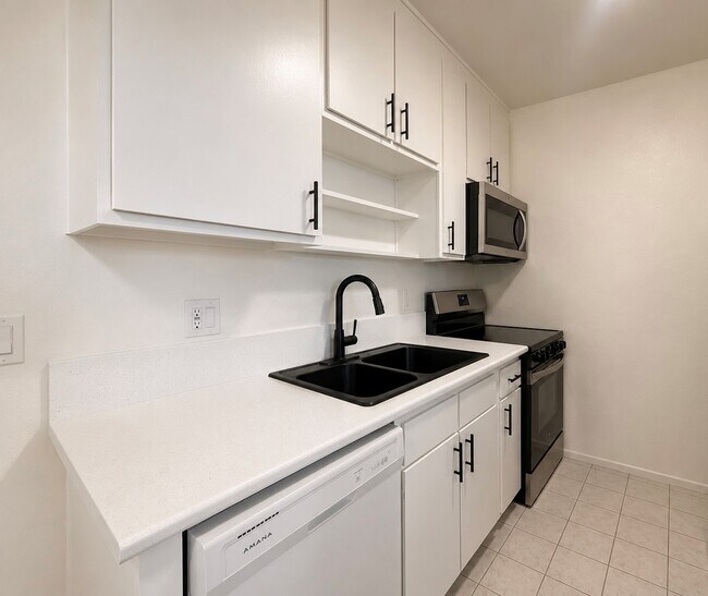 Foto del edificio - Western Serrano Ave Apartments