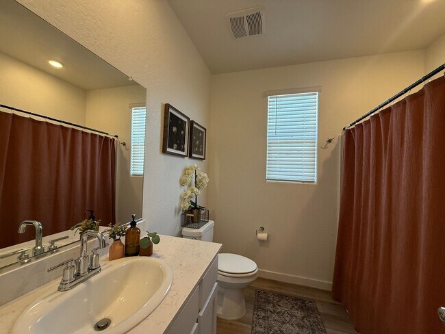 Foto del edificio - Three bedrooms and two bathrooms in Hanford, CA