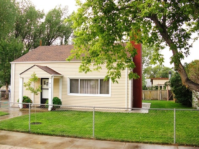 Frente de la casa - 915 E Bradley St