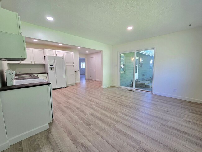 Building Photo - Updated 3 Bedroom Home in Downs