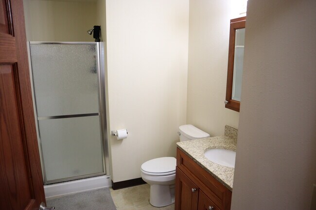 Baño 1 - 158 N Tratt St