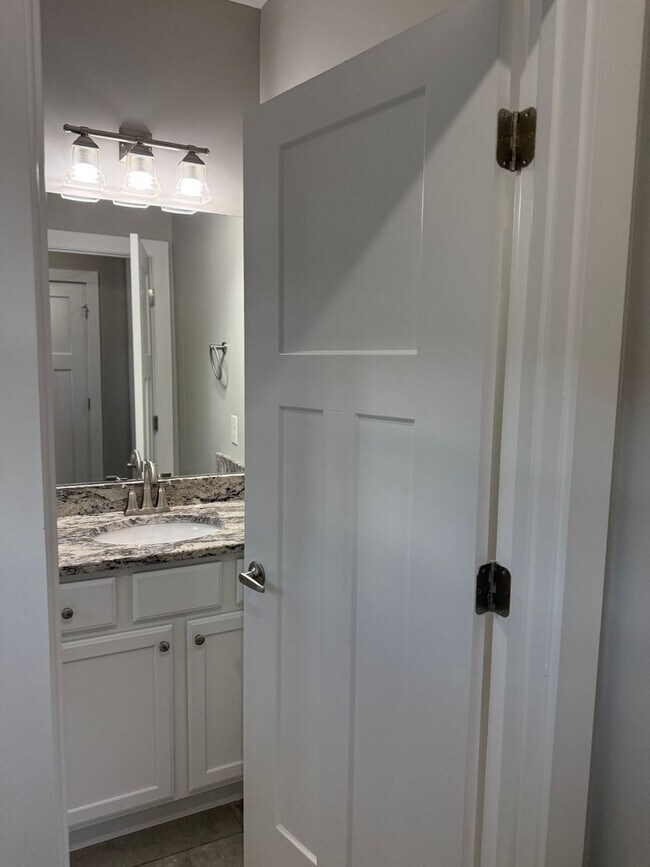 Foto del edificio - **NEW PRICE** Spacious & Convenient!