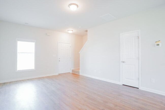 Building Photo - 2 bed/2 bath Townhome- Close to Downtown C...
