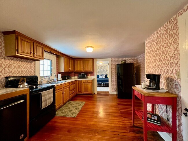Building Photo - AVAIL NOW - UTILITIES INCLUDED - 2 Bed/2 B...