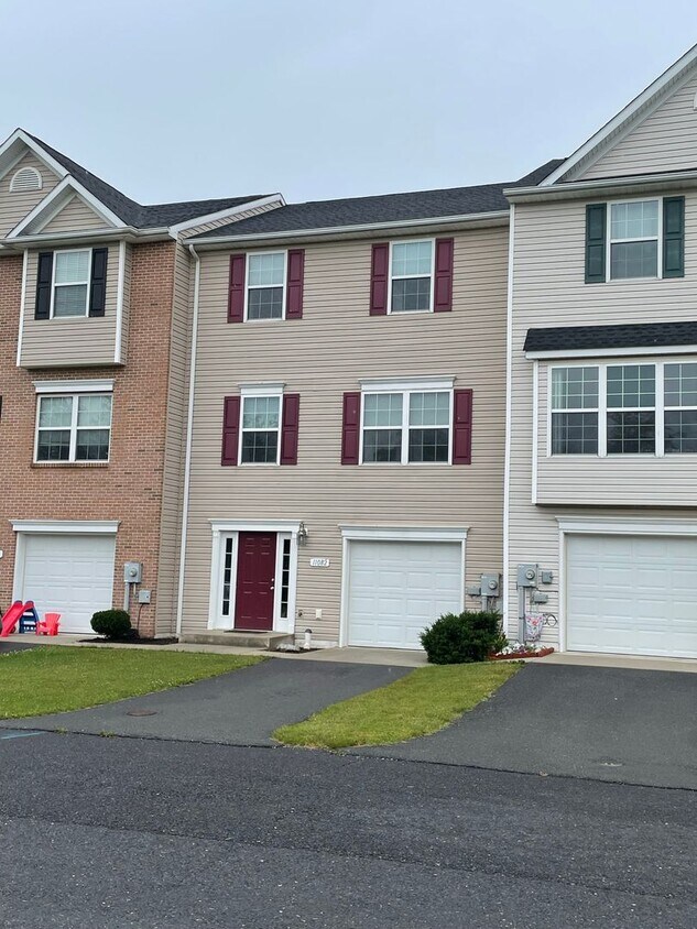 Primary Photo - Modern Townhouse in Growing Community