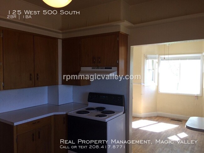 Building Photo - Country Home down a private lane!