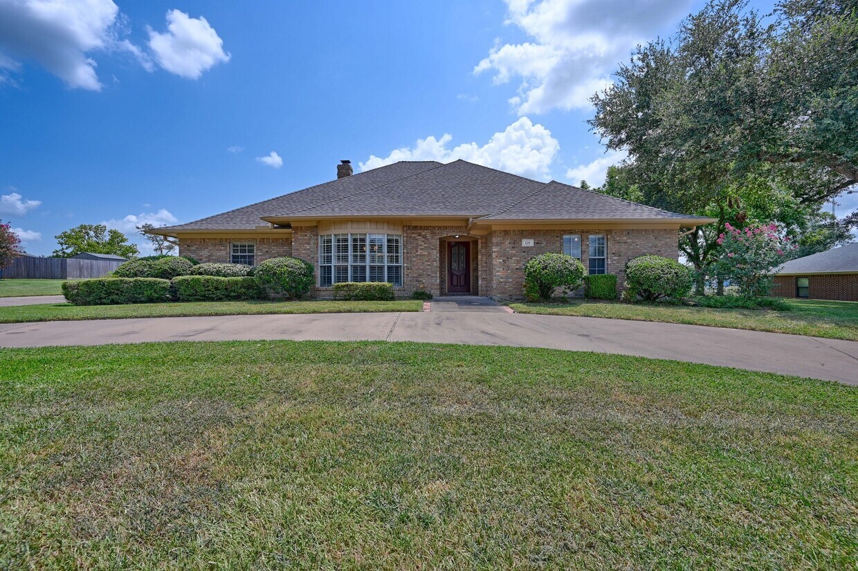 Foto principal - 128 Douglas Dr