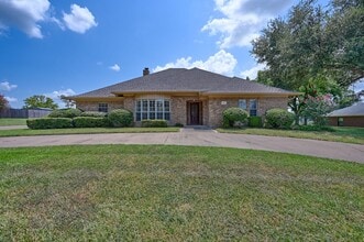 Building Photo - 128 Douglas Dr