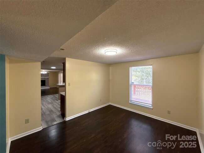 Building Photo - 2015 Bantry Ln