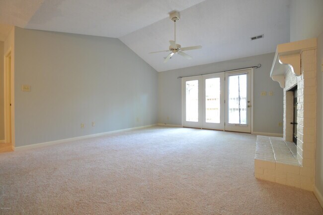 Building Photo - 805 Persimmon Pl