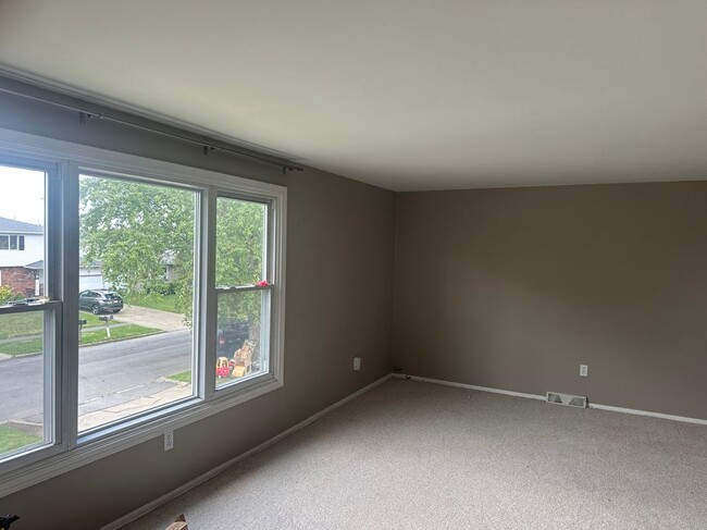 Building Photo - 45 Lemans Dr