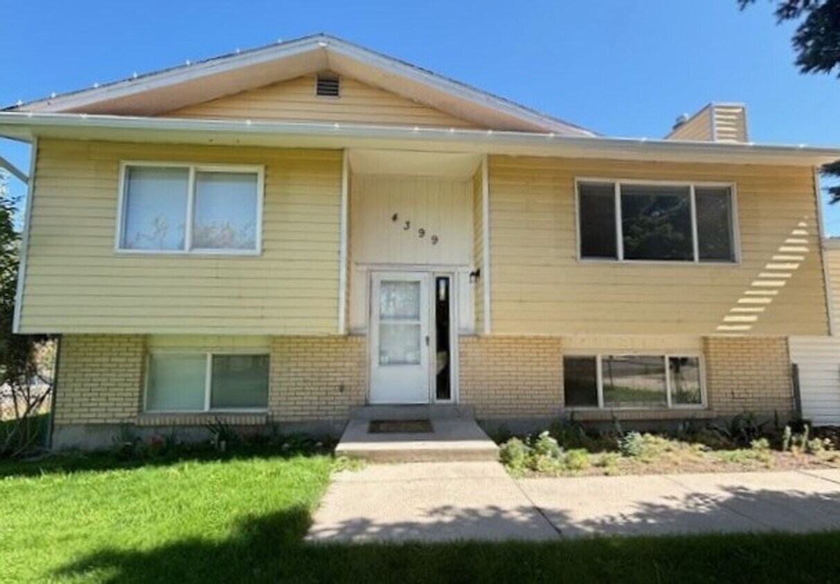 Foto principal - Beautiful Home with Nice Fenced Yard - 1 C...