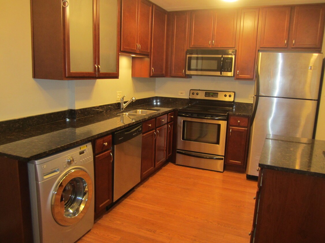 Primary Photo - 560 Lawrence Ave