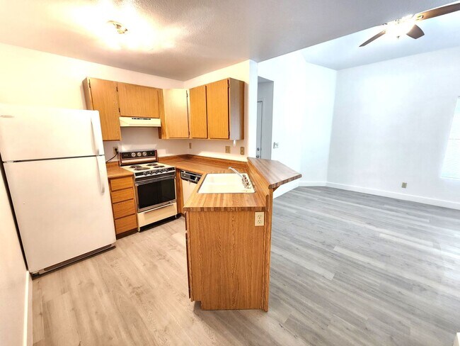 Building Photo - Charming Condo in the city of Las Vegas