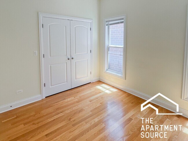 Foto del edificio - 2328 N Greenview Ave