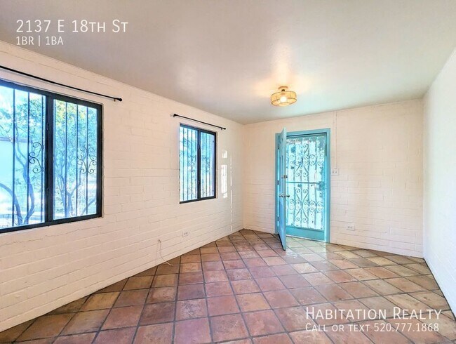 Building Photo - Gorgeous 1Bed/1Bath bungalow with a large ...
