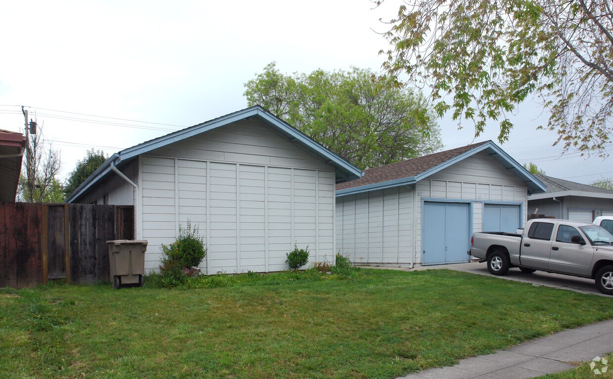 Building Photo - 825-827 Miller Ave