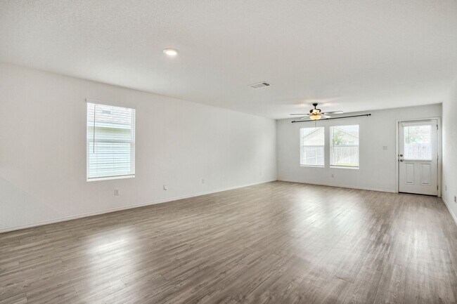 Foto del edificio - First Time Rental!