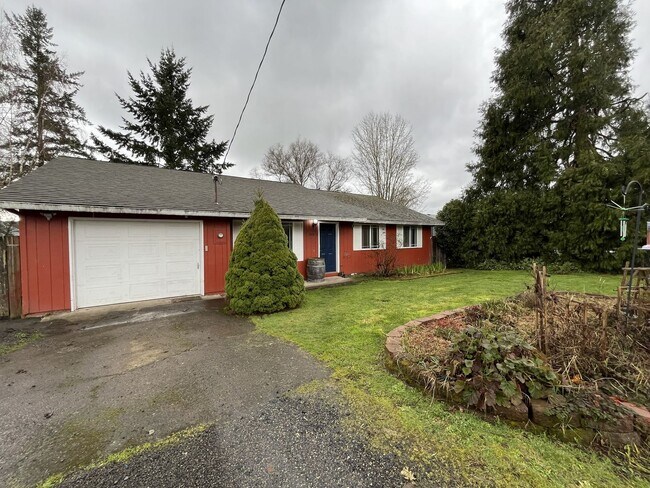 Foto del edificio - Beautifully Maintained Single-Level 3 Bedroom Home in North Plains Featuring Flexible Living Spac...