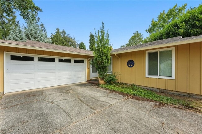 Building Photo - Charming Single-Level 3-Bedroom Home for R...